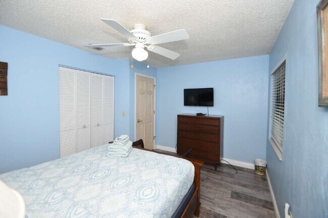 Building Photo - Absolutely adorable 3 bedrooms 2 bath Cana...