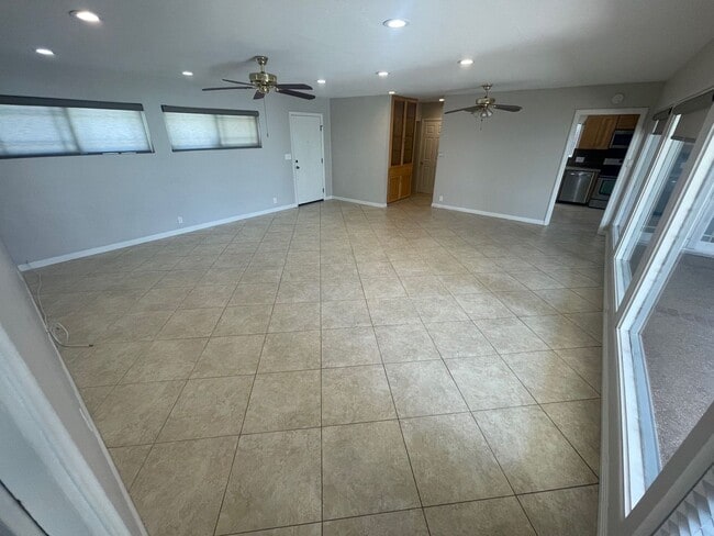 Building Photo - 4BD/2BA House on 63rd!