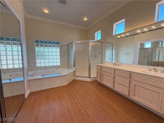 Building Photo - 10513 Longwood Dr