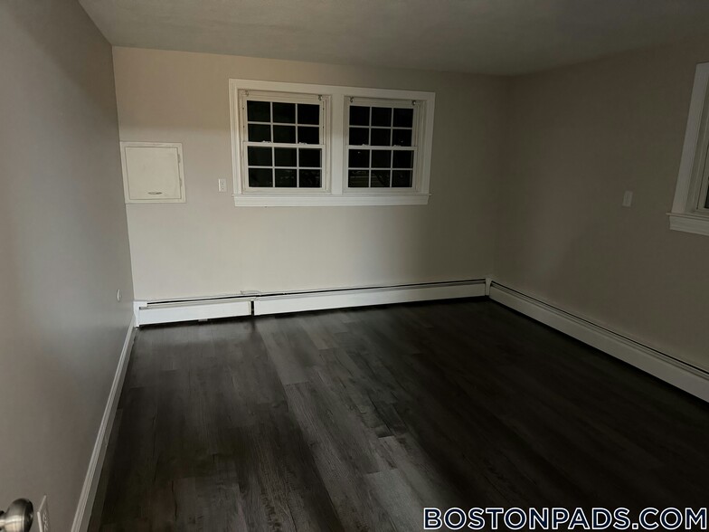 Building Photo - 887 Varnum Ave