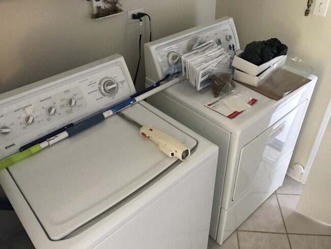 Building Photo - Exceptionally Clean 2-Bedroom Ranch with Double Car Garage