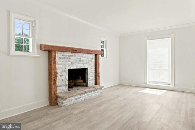 Building Photo - 471 N Elmwood Rd
