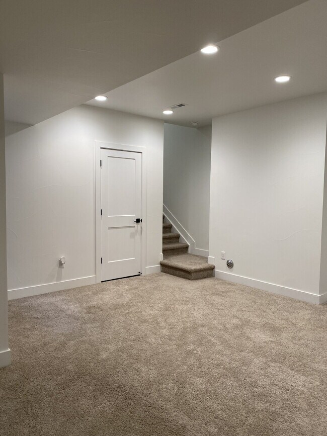 Building Photo - Beautiful, newer (2024) townhome in the de...