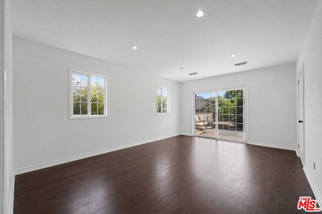 Building Photo - 138 N Hamel Dr
