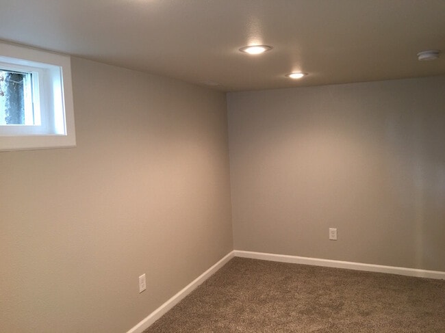 Building Photo - 4 bedroom, 2 bath Home