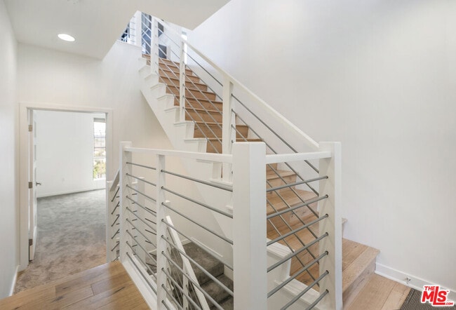 Building Photo - 1045 Manzanita St