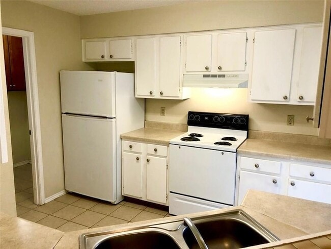 Building Photo - 1701 Horseshoe Cir