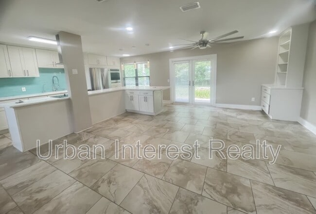 Building Photo - 802 E Pine Forest Dr