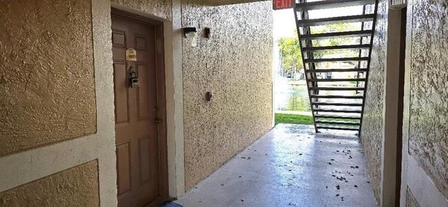 Building Photo - 301 Palm Way