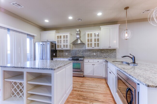 Building Photo - 1333 E 41st Pl