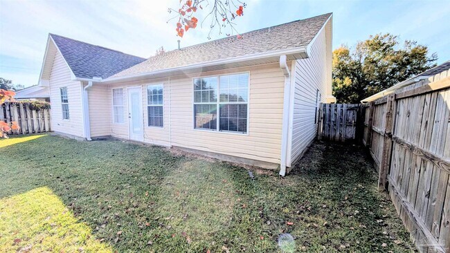 Building Photo - 213 Mirabelle Cir