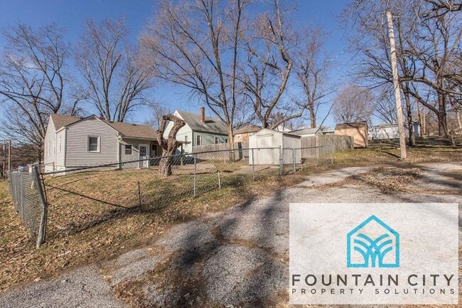 Building Photo - 3901 N Spruce Ave