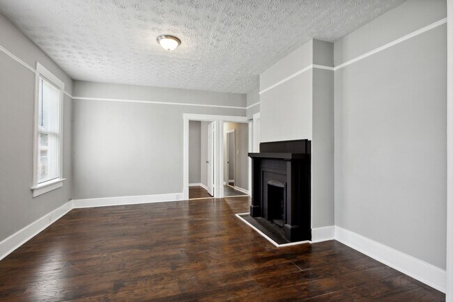 Building Photo - 1211