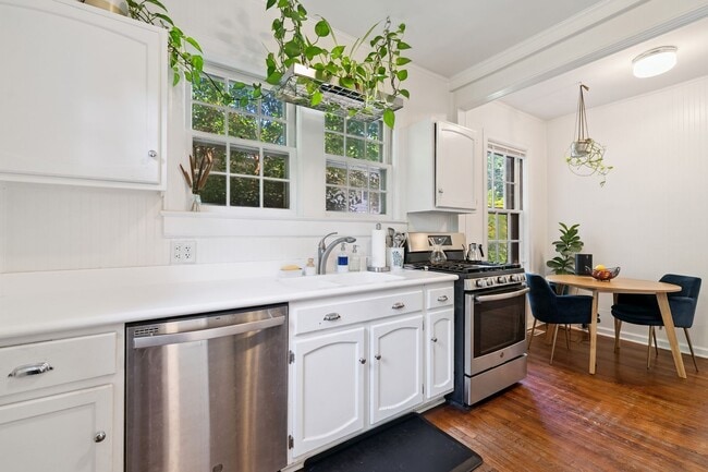 Building Photo - 3bd/2ba Two-Story Home in Durham Only 1 Mile from Downtown!