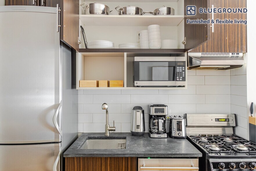 Building Photo - 515 W 47th St