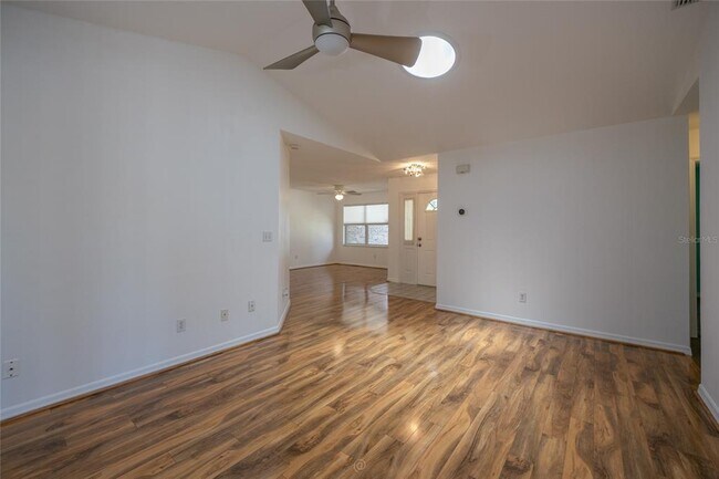 Building Photo - 923 Sand Crest Dr