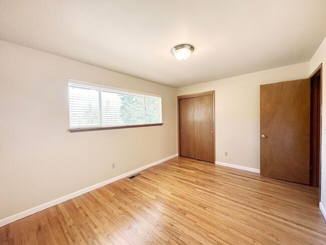 Building Photo - 2Bd/1.75Ba Seattle Home