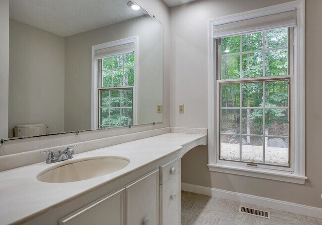 Building Photo - 27 Buttonwood Rd