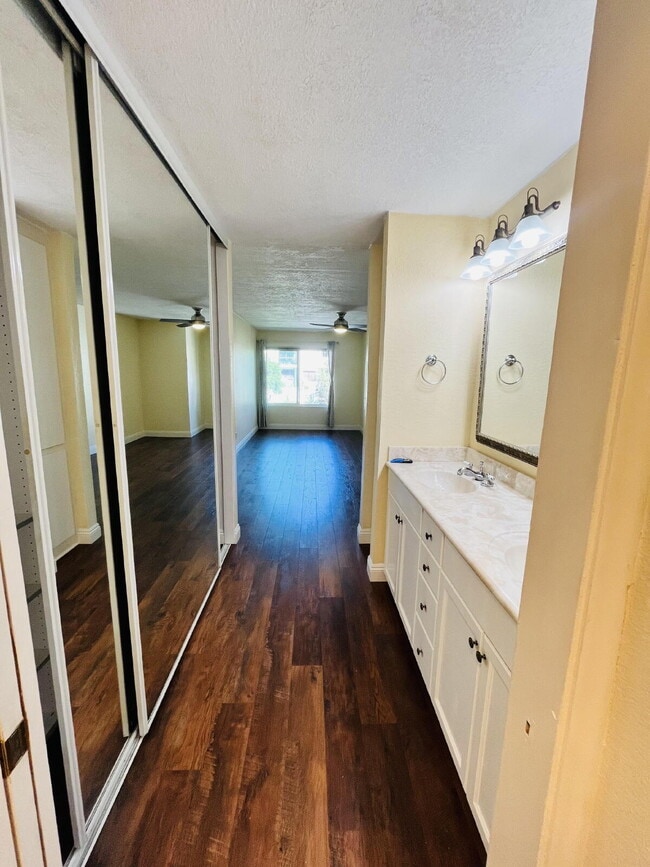 Building Photo - $2,700 - 2 Bed 2 Bath Condo in Del Cerro