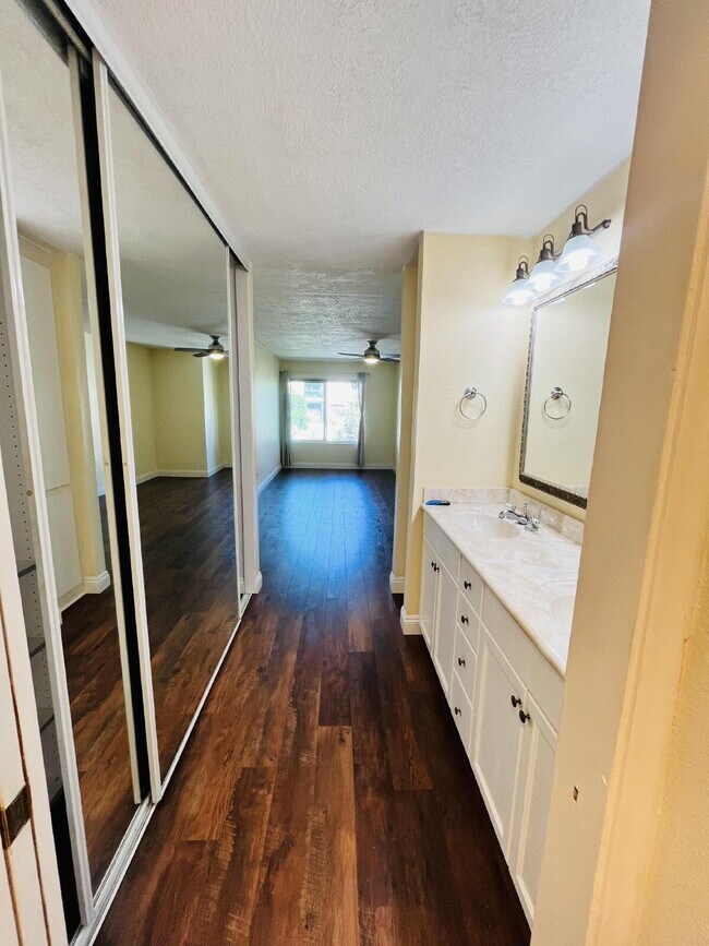 Building Photo - $2,900 - 2 Bed 2 Bath Condo in Del Cerro