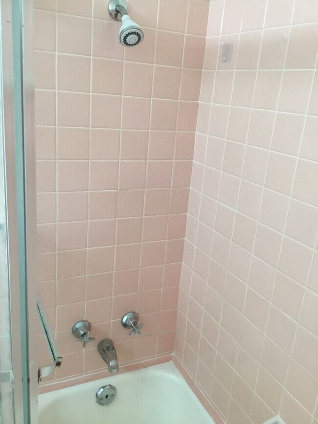 Building Photo - *3/2*SOUTHERN HILLS/SOUTHWOOD*FRESH PAINT*