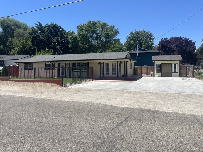 Primary Photo - 230 S Iowa Ave
