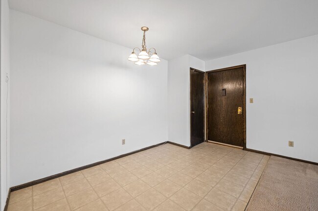 Building Photo - Upper 2 Bedroom 1.5 Bathroom Apartment is ...