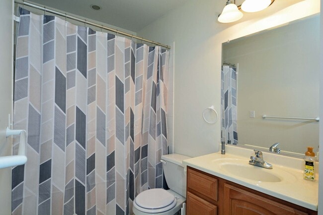 Building Photo - Spacious 5-Bed 3-Bath Home in South St. Paul - Available Now!
