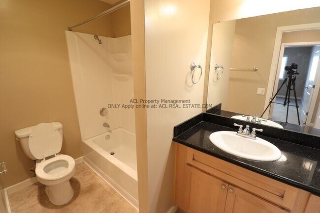 Building Photo - Pefectly Located 2bed 2 bath Unit Affordably Priced