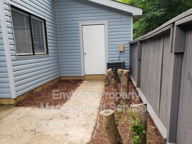 Building Photo - 8577 Pineview Ln