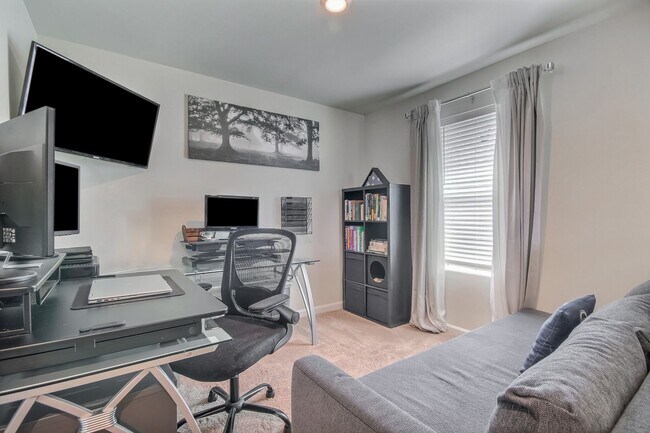 Building Photo - Modern newer build Sultan!
