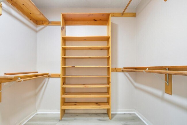 Building Photo - 691 Foresteria Ave