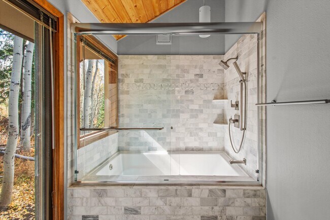 Building Photo - 2055 Faraway Rd