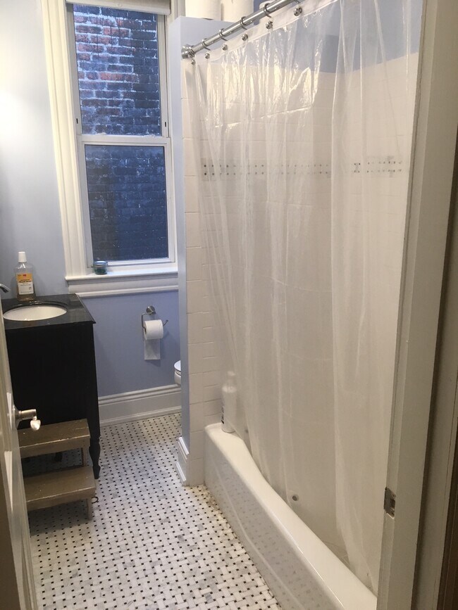 Shared bathroom upstairs - 13 Quincy Place NE