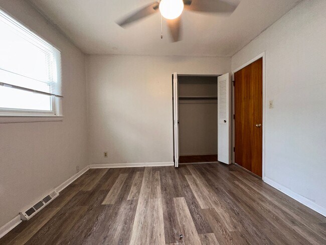 Building Photo - FNY121