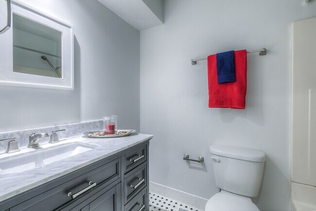 Building Photo - Updated 3 Bedroom 3 Bath Townhome