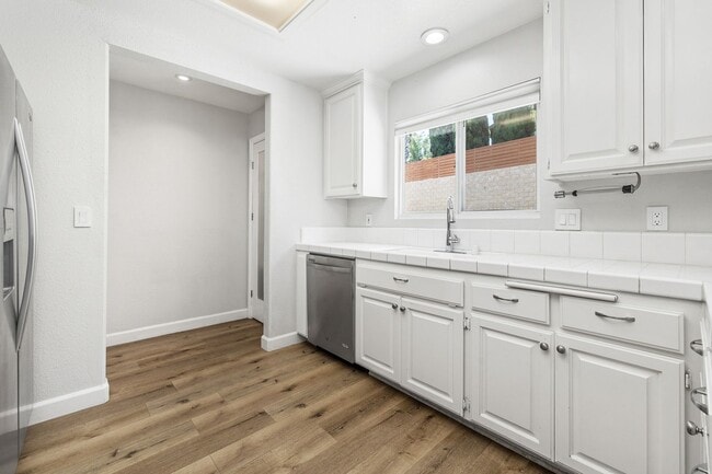 Building Photo - Beautiful 5 Bed, 2 Bath with Large Yard in Mount Helix!!