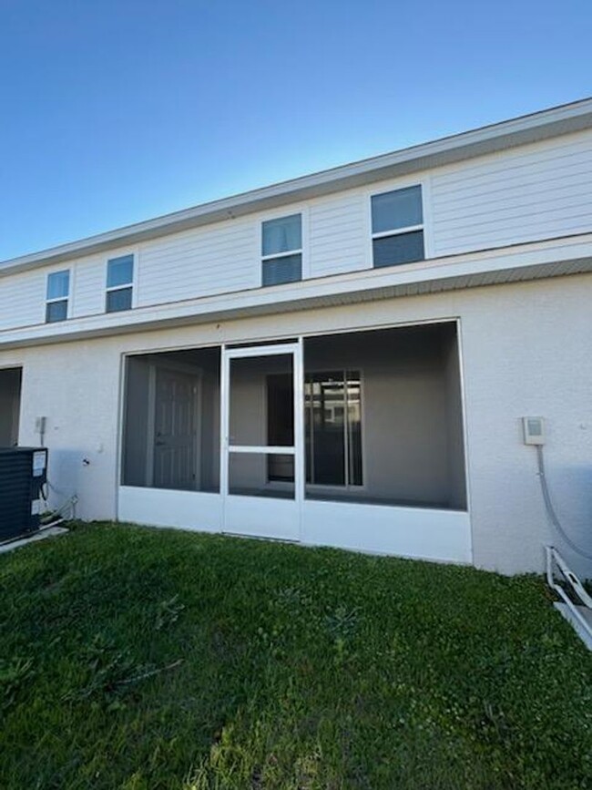 Building Photo - Stunning Plant City Townhouse