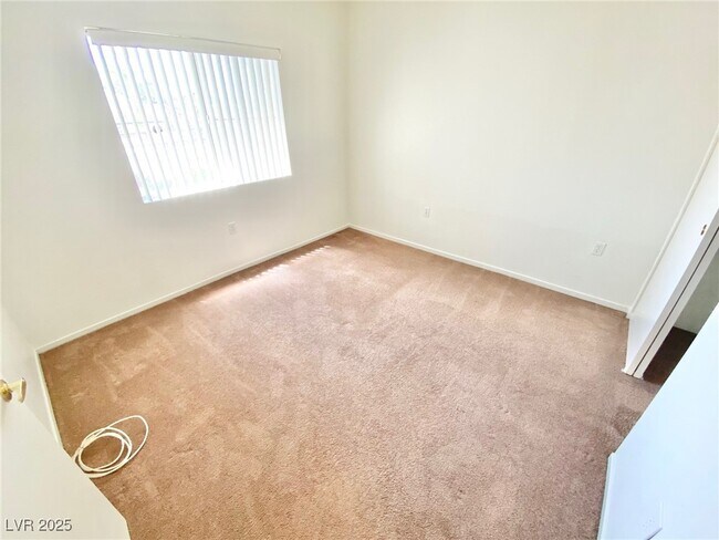 Building Photo - 3400 Cabana Dr