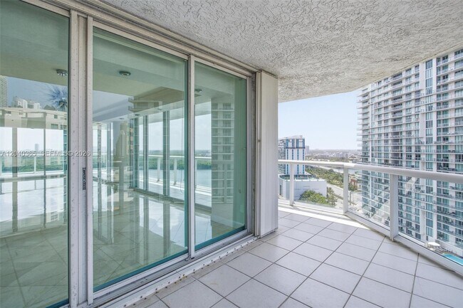 Building Photo - 16500 Collins Ave