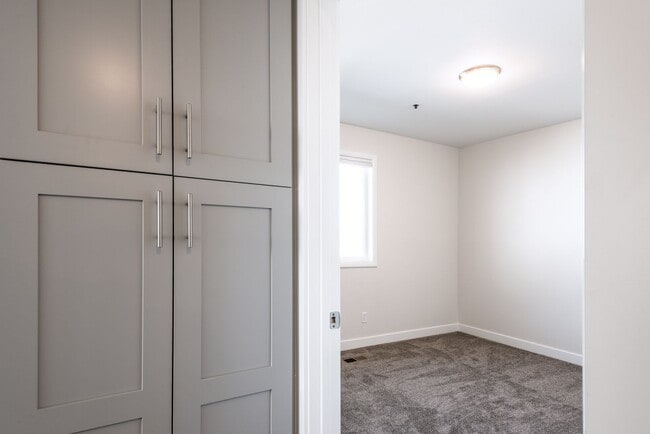 Building Photo - Bright and light Prospector Condo