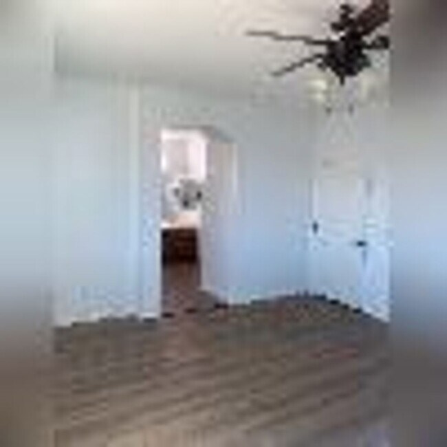 Building Photo - 4 Bedroom, 2 1/2 Bath Available Now!