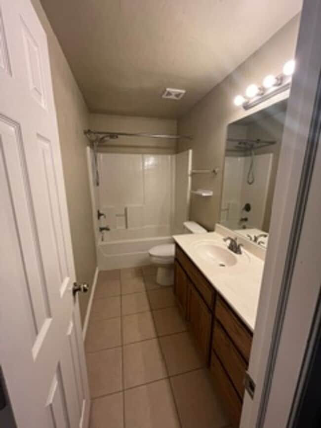 Building Photo - Convenient Location with easy access to So...