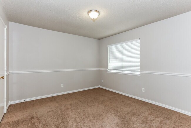 Building Photo - 1808 Rose Cir