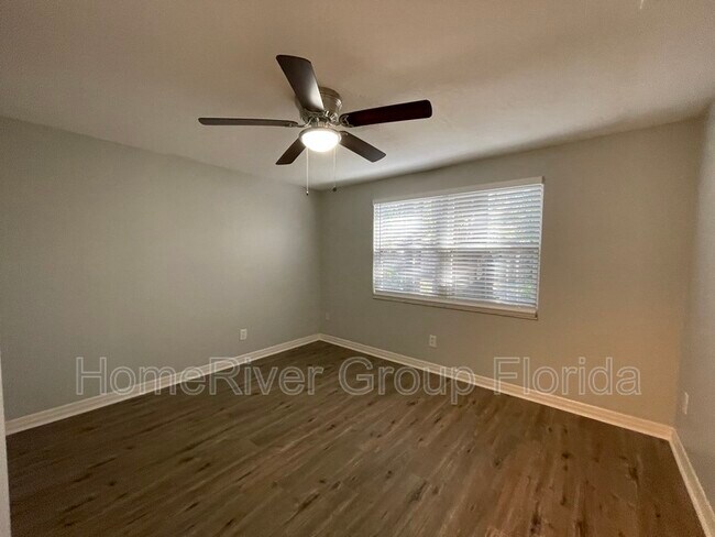 Building Photo - 1200 Lake Valrico Ln
