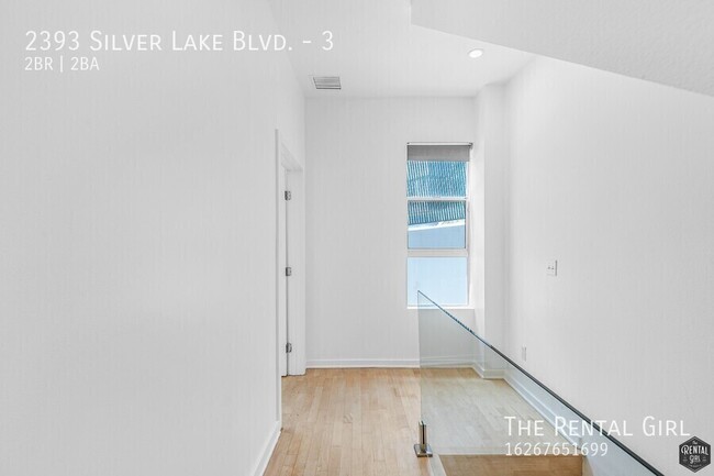 Building Photo - Spacious Silver Lake Townhome | Multi-Leve...