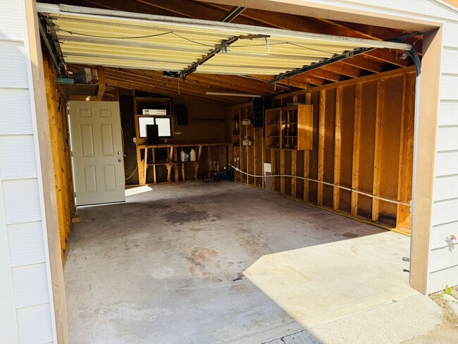 Building Photo - Dog Friendly 4 Bedroom - Billings West End