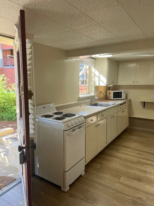 Building Photo - Adorable one bedroom apartment in downtown Grass Valley! Private parking, washer and dryer in unit.
