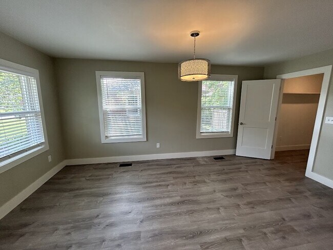 Building Photo - 1931 Stevens Dr NE