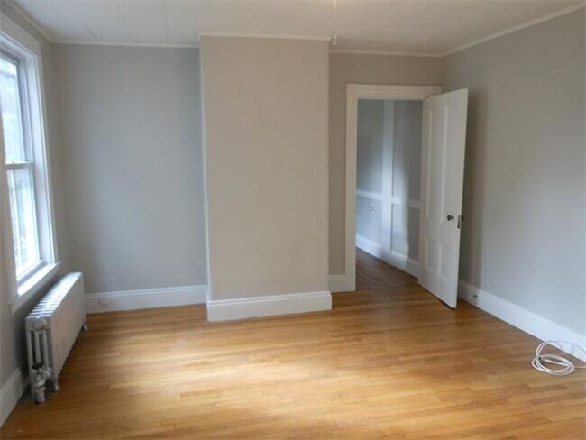 Building Photo - Newton Townhouse w/parking